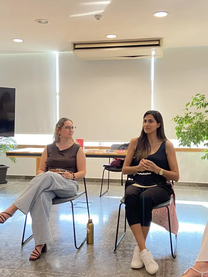 Conversa entre duas oradoras numa sessão