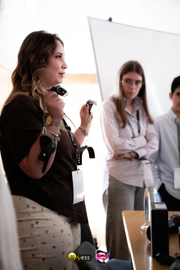 Inês Alexandra a falar com participantes de uma formação