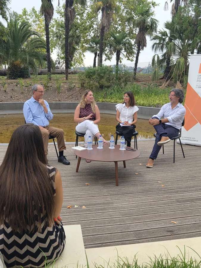 Mesa redonda ao ar livre com público